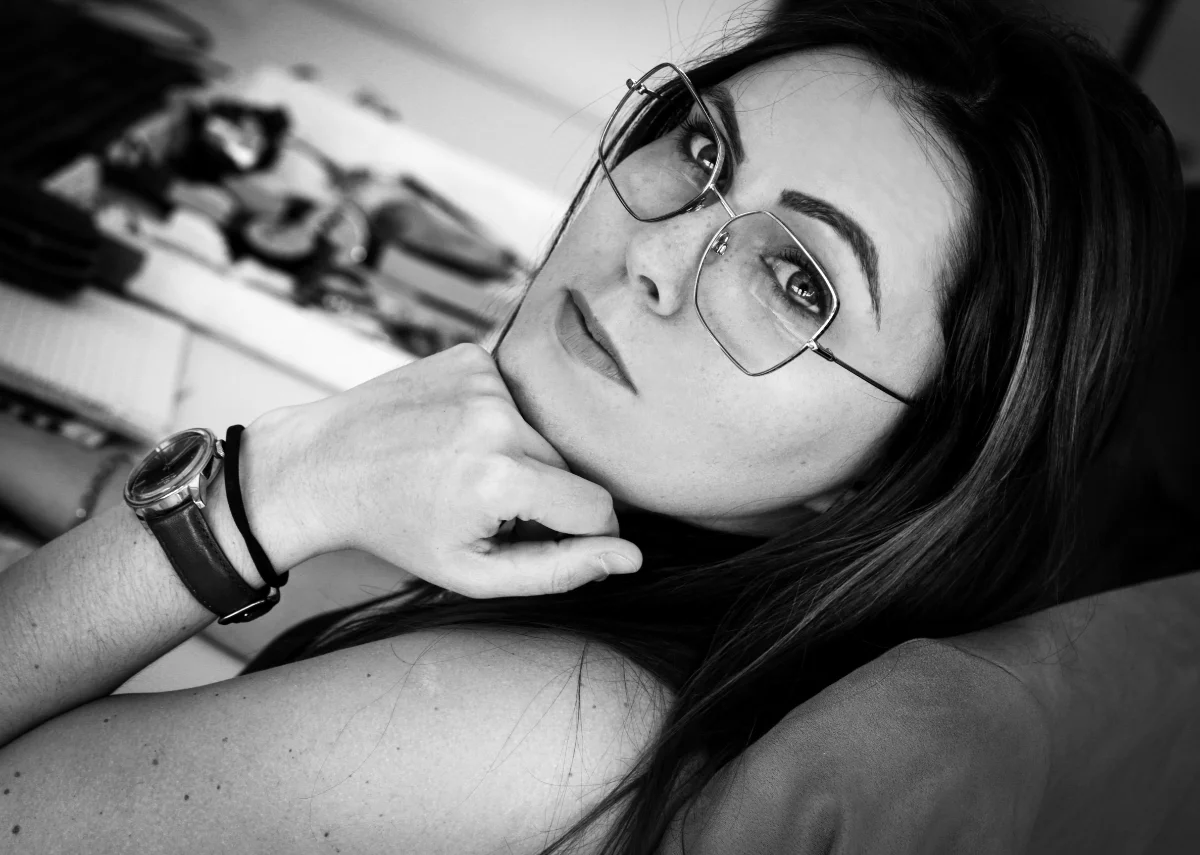 Sono una graphic designer freelance specializzata nella creazione di soluzioni visive creative e di forte impatto per brand, prodotti e progetti digitali.